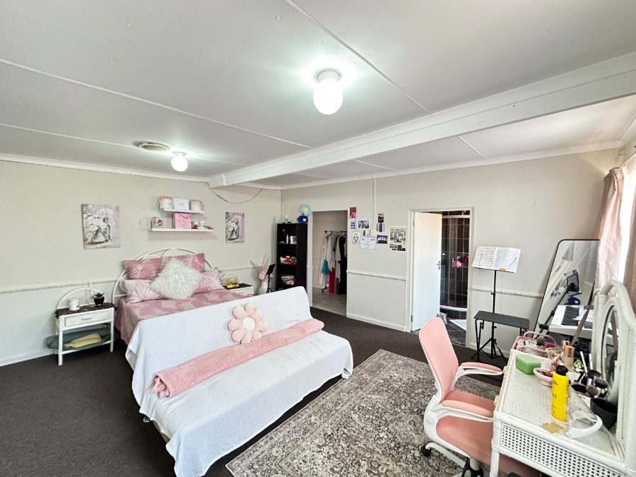 6 Bedroom Property for Sale in Heiderand Western Cape